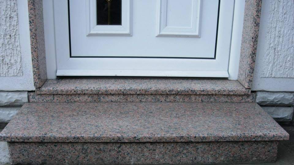 Kamenorezac Stara Pazova, izrada proizvoda od mermera, spomenici, kosturnice, urbani mobilijar, stepenice, sankovi, enterijer od kamena, eksterijer od kamena, prirodni i vestacki kamen