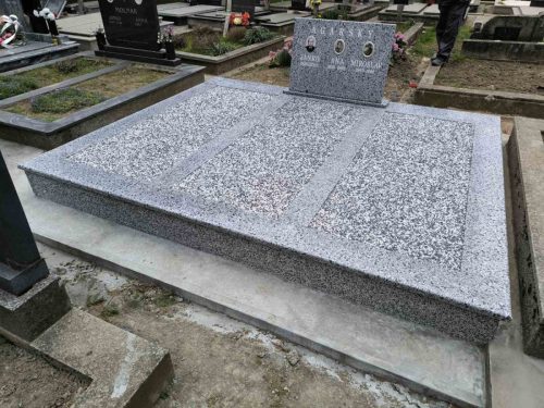 Izrada nadgrobnih spomenika od mermera i granita na teritoriji cele Srbije.U ponudi je izrada grobnica, kripti i spomenika po meri, sa mogućnošću izrade različitih oblika i dekorativnih motiva.Posebno smo prisutni na teritoriji Beograda, Stare Pazove, Nove Pazove, Ugrinovaca, Inđije, Surčina, Dobanovaca i Šimanovaca, kao i u ostalim mestima širom Srbije.Garantujemo kvalitetnu izradu, dugotrajne materijale i povoljne cene, uz profesionalan pristup i pažnju posvećenu svakom detalju.