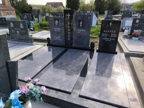 Izrada nadgrobnih spomenika od mermera i granita na teritoriji cele Srbije.U ponudi je izrada grobnica, kripti i spomenika po meri, sa mogućnošću izrade različitih oblika i dekorativnih motiva.Posebno smo prisutni na teritoriji Beograda, Stare Pazove, Nove Pazove, Ugrinovaca, Inđije, Surčina, Dobanovaca i Šimanovaca, kao i u ostalim mestima širom Srbije.Garantujemo kvalitetnu izradu, dugotrajne materijale i povoljne cene, uz profesionalan pristup i pažnju posvećenu svakom detalju.