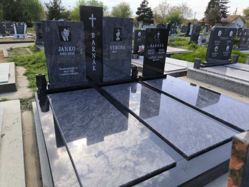 Izrada nadgrobnih spomenika od mermera i granita na teritoriji cele Srbije.U ponudi je izrada grobnica, kripti i spomenika po meri, sa mogućnošću izrade različitih oblika i dekorativnih motiva.Posebno smo prisutni na teritoriji Beograda, Stare Pazove, Nove Pazove, Ugrinovaca, Inđije, Surčina, Dobanovaca i Šimanovaca, kao i u ostalim mestima širom Srbije.Garantujemo kvalitetnu izradu, dugotrajne materijale i povoljne cene, uz profesionalan pristup i pažnju posvećenu svakom detalju.