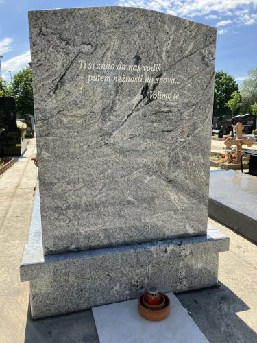 Izrada nadgrobnih spomenika od mermera i granita na teritoriji cele Srbije.U ponudi je izrada grobnica, kripti i spomenika po meri, sa mogućnošću izrade različitih oblika i dekorativnih motiva.Posebno smo prisutni na teritoriji Beograda, Stare Pazove, Nove Pazove, Ugrinovaca, Inđije, Surčina, Dobanovaca i Šimanovaca, kao i u ostalim mestima širom Srbije.Garantujemo kvalitetnu izradu, dugotrajne materijale i povoljne cene, uz profesionalan pristup i pažnju posvećenu svakom detalju.