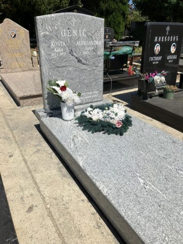 Izrada nadgrobnih spomenika od mermera i granita na teritoriji cele Srbije.U ponudi je izrada grobnica, kripti i spomenika po meri, sa mogućnošću izrade različitih oblika i dekorativnih motiva.Posebno smo prisutni na teritoriji Beograda, Stare Pazove, Nove Pazove, Ugrinovaca, Inđije, Surčina, Dobanovaca i Šimanovaca, kao i u ostalim mestima širom Srbije.Garantujemo kvalitetnu izradu, dugotrajne materijale i povoljne cene, uz profesionalan pristup i pažnju posvećenu svakom detalju.