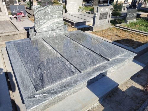 Izrada nadgrobnih spomenika od mermera i granita na teritoriji cele Srbije.U ponudi je izrada grobnica, kripti i spomenika po meri, sa mogućnošću izrade različitih oblika i dekorativnih motiva.Posebno smo prisutni na teritoriji Beograda, Stare Pazove, Nove Pazove, Ugrinovaca, Inđije, Surčina, Dobanovaca i Šimanovaca, kao i u ostalim mestima širom Srbije.Garantujemo kvalitetnu izradu, dugotrajne materijale i povoljne cene, uz profesionalan pristup i pažnju posvećenu svakom detalju.