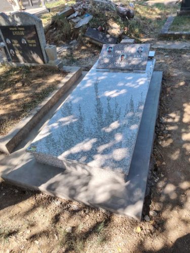 Izrada nadgrobnih spomenika od mermera i granita na teritoriji cele Srbije.U ponudi je izrada grobnica, kripti i spomenika po meri, sa mogućnošću izrade različitih oblika i dekorativnih motiva.Posebno smo prisutni na teritoriji Beograda, Stare Pazove, Nove Pazove, Ugrinovaca, Inđije, Surčina, Dobanovaca i Šimanovaca, kao i u ostalim mestima širom Srbije.Garantujemo kvalitetnu izradu, dugotrajne materijale i povoljne cene, uz profesionalan pristup i pažnju posvećenu svakom detalju.