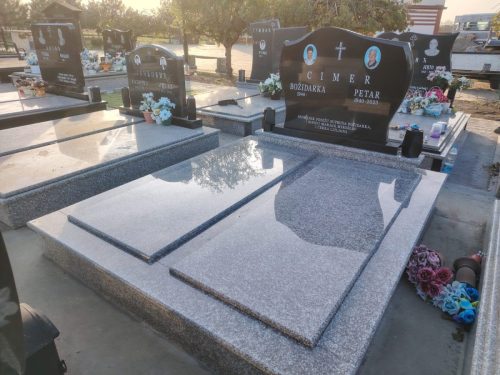 Izrada nadgrobnih spomenika od mermera i granita na teritoriji cele Srbije.U ponudi je izrada grobnica, kripti i spomenika po meri, sa mogućnošću izrade različitih oblika i dekorativnih motiva.Posebno smo prisutni na teritoriji Beograda, Stare Pazove, Nove Pazove, Ugrinovaca, Inđije, Surčina, Dobanovaca i Šimanovaca, kao i u ostalim mestima širom Srbije.Garantujemo kvalitetnu izradu, dugotrajne materijale i povoljne cene, uz profesionalan pristup i pažnju posvećenu svakom detalju.