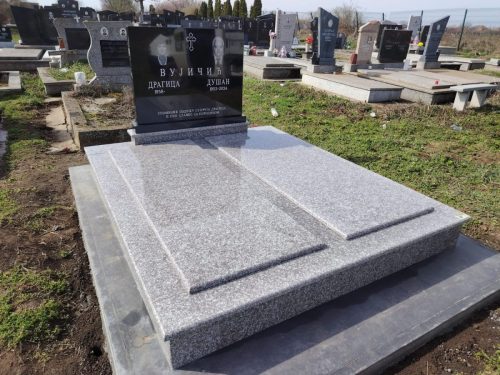 Izrada nadgrobnih spomenika od mermera i granita na teritoriji cele Srbije.U ponudi je izrada grobnica, kripti i spomenika po meri, sa mogućnošću izrade različitih oblika i dekorativnih motiva.Posebno smo prisutni na teritoriji Beograda, Stare Pazove, Nove Pazove, Ugrinovaca, Inđije, Surčina, Dobanovaca i Šimanovaca, kao i u ostalim mestima širom Srbije.Garantujemo kvalitetnu izradu, dugotrajne materijale i povoljne cene, uz profesionalan pristup i pažnju posvećenu svakom detalju.