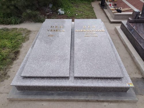 Izrada nadgrobnih spomenika od mermera i granita na teritoriji cele Srbije.U ponudi je izrada grobnica, kripti i spomenika po meri, sa mogućnošću izrade različitih oblika i dekorativnih motiva.Posebno smo prisutni na teritoriji Beograda, Stare Pazove, Nove Pazove, Ugrinovaca, Inđije, Surčina, Dobanovaca i Šimanovaca, kao i u ostalim mestima širom Srbije.Garantujemo kvalitetnu izradu, dugotrajne materijale i povoljne cene, uz profesionalan pristup i pažnju posvećenu svakom detalju.