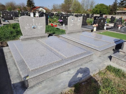 Izrada nadgrobnih spomenika od mermera i granita na teritoriji cele Srbije.U ponudi je izrada grobnica, kripti i spomenika po meri, sa mogućnošću izrade različitih oblika i dekorativnih motiva.Posebno smo prisutni na teritoriji Beograda, Stare Pazove, Nove Pazove, Ugrinovaca, Inđije, Surčina, Dobanovaca i Šimanovaca, kao i u ostalim mestima širom Srbije.Garantujemo kvalitetnu izradu, dugotrajne materijale i povoljne cene, uz profesionalan pristup i pažnju posvećenu svakom detalju.