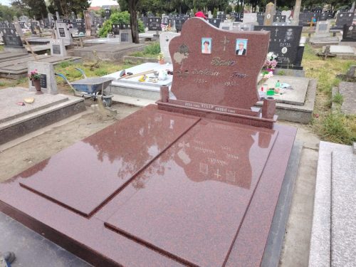 Izrada nadgrobnih spomenika od mermera i granita na teritoriji cele Srbije.U ponudi je izrada grobnica, kripti i spomenika po meri, sa mogućnošću izrade različitih oblika i dekorativnih motiva.Posebno smo prisutni na teritoriji Beograda, Stare Pazove, Nove Pazove, Ugrinovaca, Inđije, Surčina, Dobanovaca i Šimanovaca, kao i u ostalim mestima širom Srbije.Garantujemo kvalitetnu izradu, dugotrajne materijale i povoljne cene, uz profesionalan pristup i pažnju posvećenu svakom detalju.