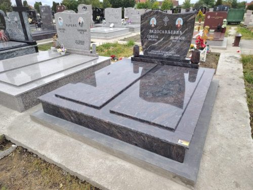 Izrada nadgrobnih spomenika od mermera i granita na teritoriji cele Srbije.U ponudi je izrada grobnica, kripti i spomenika po meri, sa mogućnošću izrade različitih oblika i dekorativnih motiva.Posebno smo prisutni na teritoriji Beograda, Stare Pazove, Nove Pazove, Ugrinovaca, Inđije, Surčina, Dobanovaca i Šimanovaca, kao i u ostalim mestima širom Srbije.Garantujemo kvalitetnu izradu, dugotrajne materijale i povoljne cene, uz profesionalan pristup i pažnju posvećenu svakom detalju.
