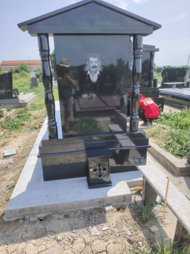 Izrada nadgrobnih spomenika od mermera i granita na teritoriji cele Srbije.U ponudi je izrada grobnica, kripti i spomenika po meri, sa mogućnošću izrade različitih oblika i dekorativnih motiva.Posebno smo prisutni na teritoriji Beograda, Stare Pazove, Nove Pazove, Ugrinovaca, Inđije, Surčina, Dobanovaca i Šimanovaca, kao i u ostalim mestima širom Srbije.Garantujemo kvalitetnu izradu, dugotrajne materijale i povoljne cene, uz profesionalan pristup i pažnju posvećenu svakom detalju.