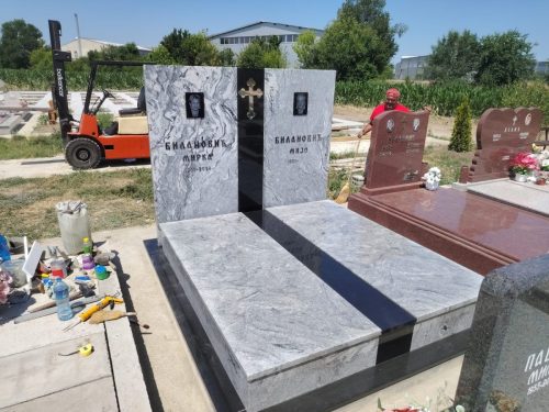 Izrada nadgrobnih spomenika od mermera i granita na teritoriji cele Srbije.U ponudi je izrada grobnica, kripti i spomenika po meri, sa mogućnošću izrade različitih oblika i dekorativnih motiva.Posebno smo prisutni na teritoriji Beograda, Stare Pazove, Nove Pazove, Ugrinovaca, Inđije, Surčina, Dobanovaca i Šimanovaca, kao i u ostalim mestima širom Srbije.Garantujemo kvalitetnu izradu, dugotrajne materijale i povoljne cene, uz profesionalan pristup i pažnju posvećenu svakom detalju.