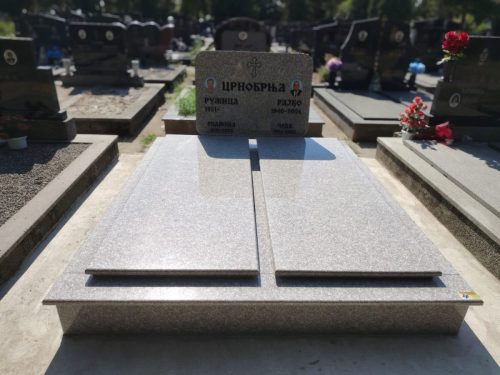 Izrada nadgrobnih spomenika od mermera i granita na teritoriji cele Srbije.U ponudi je izrada grobnica, kripti i spomenika po meri, sa mogućnošću izrade različitih oblika i dekorativnih motiva.Posebno smo prisutni na teritoriji Beograda, Stare Pazove, Nove Pazove, Ugrinovaca, Inđije, Surčina, Dobanovaca i Šimanovaca, kao i u ostalim mestima širom Srbije.Garantujemo kvalitetnu izradu, dugotrajne materijale i povoljne cene, uz profesionalan pristup i pažnju posvećenu svakom detalju.
