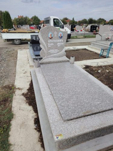 Izrada nadgrobnih spomenika od mermera i granita na teritoriji cele Srbije.U ponudi je izrada grobnica, kripti i spomenika po meri, sa mogućnošću izrade različitih oblika i dekorativnih motiva.Posebno smo prisutni na teritoriji Beograda, Stare Pazove, Nove Pazove, Ugrinovaca, Inđije, Surčina, Dobanovaca i Šimanovaca, kao i u ostalim mestima širom Srbije.Garantujemo kvalitetnu izradu, dugotrajne materijale i povoljne cene, uz profesionalan pristup i pažnju posvećenu svakom detalju.