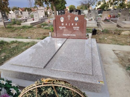 Izrada nadgrobnih spomenika od mermera i granita na teritoriji cele Srbije.U ponudi je izrada grobnica, kripti i spomenika po meri, sa mogućnošću izrade različitih oblika i dekorativnih motiva.Posebno smo prisutni na teritoriji Beograda, Stare Pazove, Nove Pazove, Ugrinovaca, Inđije, Surčina, Dobanovaca i Šimanovaca, kao i u ostalim mestima širom Srbije.Garantujemo kvalitetnu izradu, dugotrajne materijale i povoljne cene, uz profesionalan pristup i pažnju posvećenu svakom detalju.