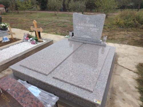 Izrada nadgrobnih spomenika od mermera i granita na teritoriji cele Srbije.U ponudi je izrada grobnica, kripti i spomenika po meri, sa mogućnošću izrade različitih oblika i dekorativnih motiva.Posebno smo prisutni na teritoriji Beograda, Stare Pazove, Nove Pazove, Ugrinovaca, Inđije, Surčina, Dobanovaca i Šimanovaca, kao i u ostalim mestima širom Srbije.Garantujemo kvalitetnu izradu, dugotrajne materijale i povoljne cene, uz profesionalan pristup i pažnju posvećenu svakom detalju.