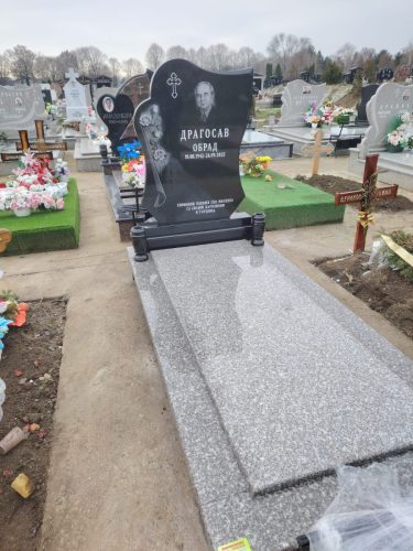 Izrada nadgrobnih spomenika od mermera i granita na teritoriji cele Srbije.U ponudi je izrada grobnica, kripti i spomenika po meri, sa mogućnošću izrade različitih oblika i dekorativnih motiva.Posebno smo prisutni na teritoriji Beograda, Stare Pazove, Nove Pazove, Ugrinovaca, Inđije, Surčina, Dobanovaca i Šimanovaca, kao i u ostalim mestima širom Srbije.Garantujemo kvalitetnu izradu, dugotrajne materijale i povoljne cene, uz profesionalan pristup i pažnju posvećenu svakom detalju.