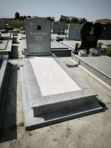 Izrada nadgrobnih spomenika za ljubimce na teritoriji cele Srbije.Posebno smo prisutni na teritoriji Beograda, Stare Pazove, Nove Pazove, Ugrinovaca, Inđije, Surčina, Dobanovaca i Šimanovaca, kao i u ostalim mestima širom Srbije.Garantujemo kvalitetnu izradu, dugotrajne materijale i povoljne cene, uz profesionalan pristup i pažnju posvećenu svakom detalju.
