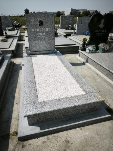 Izrada nadgrobnih spomenika za ljubimce na teritoriji cele Srbije.Posebno smo prisutni na teritoriji Beograda, Stare Pazove, Nove Pazove, Ugrinovaca, Inđije, Surčina, Dobanovaca i Šimanovaca, kao i u ostalim mestima širom Srbije.Garantujemo kvalitetnu izradu, dugotrajne materijale i povoljne cene, uz profesionalan pristup i pažnju posvećenu svakom detalju.