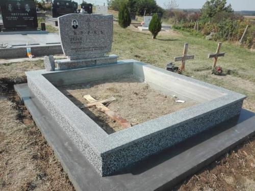  Izrada nadgrobnih spomenika od mermera i granita bilo da je u pitanju Beograd ili Srbija. Izrada grobnica. Izrada spomenika stara pazova, izrada spomenika Beobrad, Ugrinovci, Nova Pazova, Indjija, Surcin, Dobanovci, Simanovci Izrada kuhinja, povoljni spomenici i kripte, Motivi sa Anđelima. Kvalitetna izrada i najniže cene