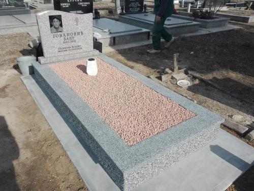 Izrada nadgrobnih spomenika od mermera i granita bilo da je u pitanju Beograd ili Srbija. Izrada grobnica. Izrada spomenika stara pazova, izrada spomenika Beobrad, Ugrinovci, Nova Pazova, Indjija, Surcin, Dobanovci, Simanovci Izrada kuhinja, povoljni spomenici i kripte, Motivi sa Anđelima. Kvalitetna izrada i najniže cene