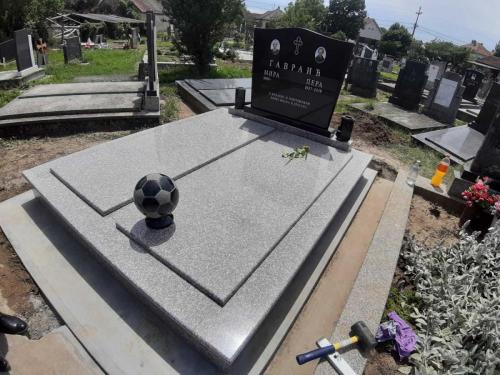  Izrada nadgrobnih spomenika od mermera i granita bilo da je u pitanju Beograd ili Srbija. Izrada grobnica. Izrada spomenika stara pazova, izrada spomenika Beobrad, Ugrinovci, Nova Pazova, Indjija, Surcin, Dobanovci, Simanovci Izrada kuhinja, povoljni spomenici i kripte, Motivi sa Anđelima. Kvalitetna izrada i najniže cene