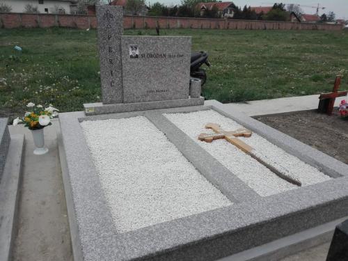  Izrada nadgrobnih spomenika od mermera i granita bilo da je u pitanju Beograd ili Srbija. Izrada grobnica. Izrada spomenika stara pazova, izrada spomenika Beobrad, Ugrinovci, Nova Pazova, Indjija, Surcin, Dobanovci, Simanovci Izrada kuhinja, povoljni spomenici i kripte, Motivi sa Anđelima. Kvalitetna izrada i najniže cene
