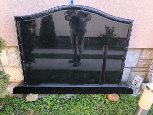 Izrada nadgrobnih spomenika od mermera i granita na teritoriji cele Srbije.U ponudi je izrada grobnica, kripti i spomenika po meri, sa mogućnošću izrade različitih oblika i dekorativnih motiva.Posebno smo prisutni na teritoriji Beograda, Stare Pazove, Nove Pazove, Ugrinovaca, Inđije, Surčina, Dobanovaca i Šimanovaca, kao i u ostalim mestima širom Srbije.Garantujemo kvalitetnu izradu, dugotrajne materijale i povoljne cene, uz profesionalan pristup i pažnju posvećenu svakom detalju.