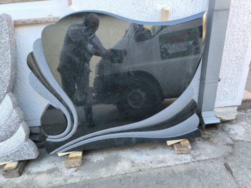 Izrada nadgrobnih spomenika od mermera i granita na teritoriji cele Srbije.U ponudi je izrada grobnica, kripti i spomenika po meri, sa mogućnošću izrade različitih oblika i dekorativnih motiva.Posebno smo prisutni na teritoriji Beograda, Stare Pazove, Nove Pazove, Ugrinovaca, Inđije, Surčina, Dobanovaca i Šimanovaca, kao i u ostalim mestima širom Srbije.Garantujemo kvalitetnu izradu, dugotrajne materijale i povoljne cene, uz profesionalan pristup i pažnju posvećenu svakom detalju.