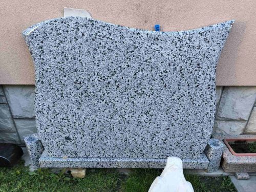 Izrada nadgrobnih spomenika od mermera i granita na teritoriji cele Srbije.U ponudi je izrada grobnica, kripti i spomenika po meri, sa mogućnošću izrade različitih oblika i dekorativnih motiva.Posebno smo prisutni na teritoriji Beograda, Stare Pazove, Nove Pazove, Ugrinovaca, Inđije, Surčina, Dobanovaca i Šimanovaca, kao i u ostalim mestima širom Srbije.Garantujemo kvalitetnu izradu, dugotrajne materijale i povoljne cene, uz profesionalan pristup i pažnju posvećenu svakom detalju.