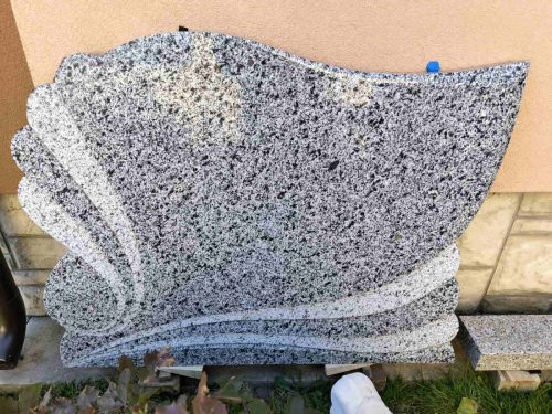 Izrada nadgrobnih spomenika od mermera i granita na teritoriji cele Srbije.U ponudi je izrada grobnica, kripti i spomenika po meri, sa mogućnošću izrade različitih oblika i dekorativnih motiva.Posebno smo prisutni na teritoriji Beograda, Stare Pazove, Nove Pazove, Ugrinovaca, Inđije, Surčina, Dobanovaca i Šimanovaca, kao i u ostalim mestima širom Srbije.Garantujemo kvalitetnu izradu, dugotrajne materijale i povoljne cene, uz profesionalan pristup i pažnju posvećenu svakom detalju.