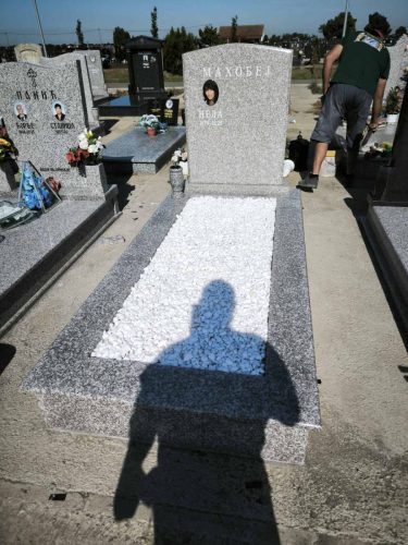 Izrada nadgrobnih spomenika od mermera i granita na teritoriji cele Srbije.U ponudi je izrada grobnica, kripti i spomenika po meri, sa mogućnošću izrade različitih oblika i dekorativnih motiva.Posebno smo prisutni na teritoriji Beograda, Stare Pazove, Nove Pazove, Ugrinovaca, Inđije, Surčina, Dobanovaca i Šimanovaca, kao i u ostalim mestima širom Srbije.Garantujemo kvalitetnu izradu, dugotrajne materijale i povoljne cene, uz profesionalan pristup i pažnju posvećenu svakom detalju.