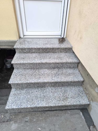 Kamenorezac Stara Pazova, izrada proizvoda od mermera, spomenici, kosturnice, urbani mobilijar, stepenice, sankovi, enterijer od kamena, eksterijer od kamena, prirodni i vestacki kamen