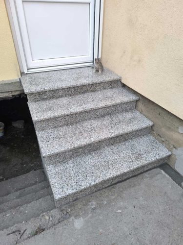 Kamenorezac Stara Pazova, izrada proizvoda od mermera, spomenici, kosturnice, urbani mobilijar, stepenice, sankovi, enterijer od kamena, eksterijer od kamena, prirodni i vestacki kamen