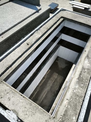 Izrada nadgrobnih spomenika za ljubimce na teritoriji cele Srbije.Posebno smo prisutni na teritoriji Beograda, Stare Pazove, Nove Pazove, Ugrinovaca, Inđije, Surčina, Dobanovaca i Šimanovaca, kao i u ostalim mestima širom Srbije.Garantujemo kvalitetnu izradu, dugotrajne materijale i povoljne cene, uz profesionalan pristup i pažnju posvećenu svakom detalju.