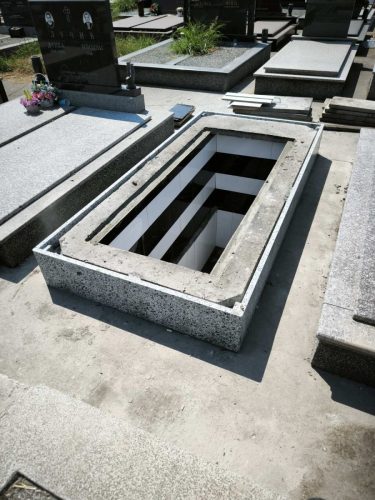 Izrada nadgrobnih spomenika za ljubimce na teritoriji cele Srbije.Posebno smo prisutni na teritoriji Beograda, Stare Pazove, Nove Pazove, Ugrinovaca, Inđije, Surčina, Dobanovaca i Šimanovaca, kao i u ostalim mestima širom Srbije.Garantujemo kvalitetnu izradu, dugotrajne materijale i povoljne cene, uz profesionalan pristup i pažnju posvećenu svakom detalju.