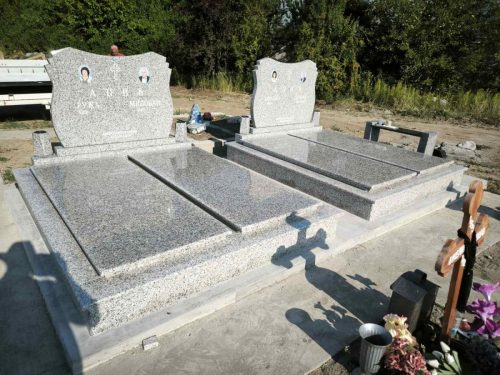 Izrada nadgrobnih spomenika za ljubimce na teritoriji cele Srbije.Posebno smo prisutni na teritoriji Beograda, Stare Pazove, Nove Pazove, Ugrinovaca, Inđije, Surčina, Dobanovaca i Šimanovaca, kao i u ostalim mestima širom Srbije.Garantujemo kvalitetnu izradu, dugotrajne materijale i povoljne cene, uz profesionalan pristup i pažnju posvećenu svakom detalju.