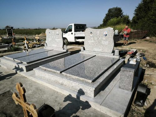Izrada nadgrobnih spomenika za ljubimce na teritoriji cele Srbije.Posebno smo prisutni na teritoriji Beograda, Stare Pazove, Nove Pazove, Ugrinovaca, Inđije, Surčina, Dobanovaca i Šimanovaca, kao i u ostalim mestima širom Srbije.Garantujemo kvalitetnu izradu, dugotrajne materijale i povoljne cene, uz profesionalan pristup i pažnju posvećenu svakom detalju.