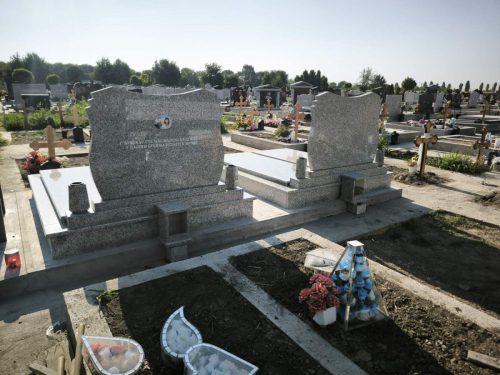 Izrada nadgrobnih spomenika za ljubimce na teritoriji cele Srbije.Posebno smo prisutni na teritoriji Beograda, Stare Pazove, Nove Pazove, Ugrinovaca, Inđije, Surčina, Dobanovaca i Šimanovaca, kao i u ostalim mestima širom Srbije.Garantujemo kvalitetnu izradu, dugotrajne materijale i povoljne cene, uz profesionalan pristup i pažnju posvećenu svakom detalju.