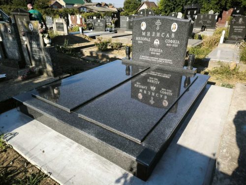 Izrada nadgrobnih spomenika za ljubimce na teritoriji cele Srbije.Posebno smo prisutni na teritoriji Beograda, Stare Pazove, Nove Pazove, Ugrinovaca, Inđije, Surčina, Dobanovaca i Šimanovaca, kao i u ostalim mestima širom Srbije.Garantujemo kvalitetnu izradu, dugotrajne materijale i povoljne cene, uz profesionalan pristup i pažnju posvećenu svakom detalju.