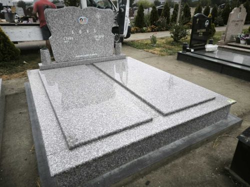 Izrada nadgrobnih spomenika za ljubimce na teritoriji cele Srbije.Posebno smo prisutni na teritoriji Beograda, Stare Pazove, Nove Pazove, Ugrinovaca, Inđije, Surčina, Dobanovaca i Šimanovaca, kao i u ostalim mestima širom Srbije.Garantujemo kvalitetnu izradu, dugotrajne materijale i povoljne cene, uz profesionalan pristup i pažnju posvećenu svakom detalju.