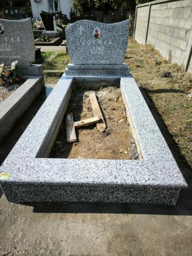 Izrada nadgrobnih spomenika za ljubimce na teritoriji cele Srbije.Posebno smo prisutni na teritoriji Beograda, Stare Pazove, Nove Pazove, Ugrinovaca, Inđije, Surčina, Dobanovaca i Šimanovaca, kao i u ostalim mestima širom Srbije.Garantujemo kvalitetnu izradu, dugotrajne materijale i povoljne cene, uz profesionalan pristup i pažnju posvećenu svakom detalju.