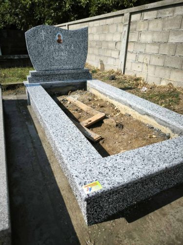 Izrada nadgrobnih spomenika za ljubimce na teritoriji cele Srbije.Posebno smo prisutni na teritoriji Beograda, Stare Pazove, Nove Pazove, Ugrinovaca, Inđije, Surčina, Dobanovaca i Šimanovaca, kao i u ostalim mestima širom Srbije.Garantujemo kvalitetnu izradu, dugotrajne materijale i povoljne cene, uz profesionalan pristup i pažnju posvećenu svakom detalju.