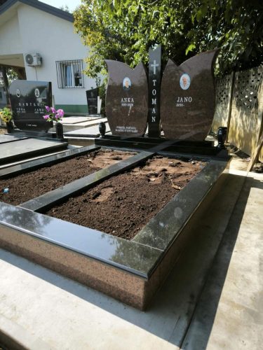 Izrada nadgrobnih spomenika za ljubimce na teritoriji cele Srbije.Posebno smo prisutni na teritoriji Beograda, Stare Pazove, Nove Pazove, Ugrinovaca, Inđije, Surčina, Dobanovaca i Šimanovaca, kao i u ostalim mestima širom Srbije.Garantujemo kvalitetnu izradu, dugotrajne materijale i povoljne cene, uz profesionalan pristup i pažnju posvećenu svakom detalju.