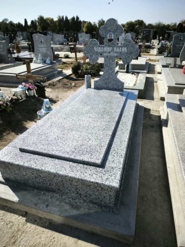 Izrada nadgrobnih spomenika za ljubimce na teritoriji cele Srbije.Posebno smo prisutni na teritoriji Beograda, Stare Pazove, Nove Pazove, Ugrinovaca, Inđije, Surčina, Dobanovaca i Šimanovaca, kao i u ostalim mestima širom Srbije.Garantujemo kvalitetnu izradu, dugotrajne materijale i povoljne cene, uz profesionalan pristup i pažnju posvećenu svakom detalju.