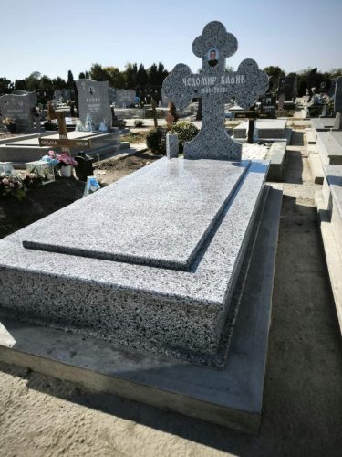 Izrada nadgrobnih spomenika za ljubimce na teritoriji cele Srbije.Posebno smo prisutni na teritoriji Beograda, Stare Pazove, Nove Pazove, Ugrinovaca, Inđije, Surčina, Dobanovaca i Šimanovaca, kao i u ostalim mestima širom Srbije.Garantujemo kvalitetnu izradu, dugotrajne materijale i povoljne cene, uz profesionalan pristup i pažnju posvećenu svakom detalju.