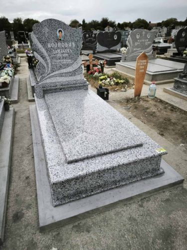 Izrada nadgrobnih spomenika za ljubimce na teritoriji cele Srbije.Posebno smo prisutni na teritoriji Beograda, Stare Pazove, Nove Pazove, Ugrinovaca, Inđije, Surčina, Dobanovaca i Šimanovaca, kao i u ostalim mestima širom Srbije.Garantujemo kvalitetnu izradu, dugotrajne materijale i povoljne cene, uz profesionalan pristup i pažnju posvećenu svakom detalju.