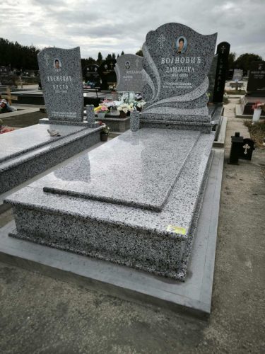 Izrada nadgrobnih spomenika za ljubimce na teritoriji cele Srbije.Posebno smo prisutni na teritoriji Beograda, Stare Pazove, Nove Pazove, Ugrinovaca, Inđije, Surčina, Dobanovaca i Šimanovaca, kao i u ostalim mestima širom Srbije.Garantujemo kvalitetnu izradu, dugotrajne materijale i povoljne cene, uz profesionalan pristup i pažnju posvećenu svakom detalju.