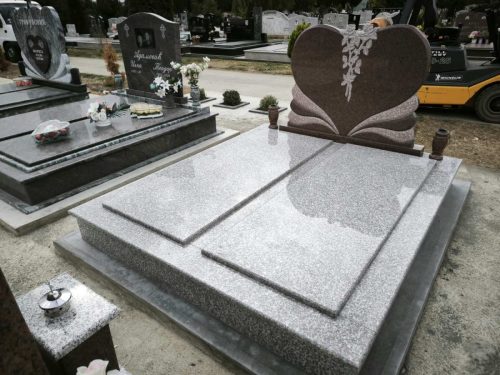 Izrada nadgrobnih spomenika za ljubimce na teritoriji cele Srbije.Posebno smo prisutni na teritoriji Beograda, Stare Pazove, Nove Pazove, Ugrinovaca, Inđije, Surčina, Dobanovaca i Šimanovaca, kao i u ostalim mestima širom Srbije.Garantujemo kvalitetnu izradu, dugotrajne materijale i povoljne cene, uz profesionalan pristup i pažnju posvećenu svakom detalju.