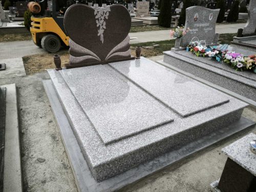 Izrada nadgrobnih spomenika za ljubimce na teritoriji cele Srbije.Posebno smo prisutni na teritoriji Beograda, Stare Pazove, Nove Pazove, Ugrinovaca, Inđije, Surčina, Dobanovaca i Šimanovaca, kao i u ostalim mestima širom Srbije.Garantujemo kvalitetnu izradu, dugotrajne materijale i povoljne cene, uz profesionalan pristup i pažnju posvećenu svakom detalju.